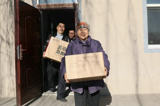 受帮扶贫困户领取慰问品 晨报融媒记者 张杨摄影