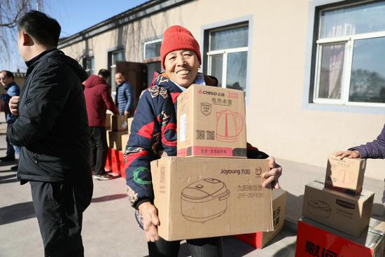 受帮扶贫困户领取慰问品 晨报融媒记者 张杨摄影