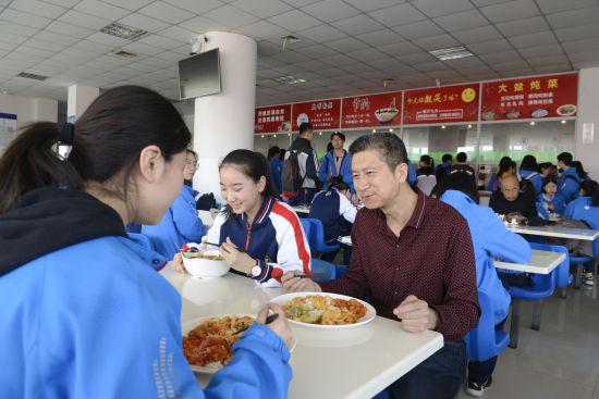 图为老师和同学们共进午餐。
