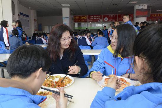 图为老师和同学们共进午餐。