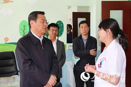 与会人员在锡林北路社区卫生服务中心了解社区医疗落地情况。