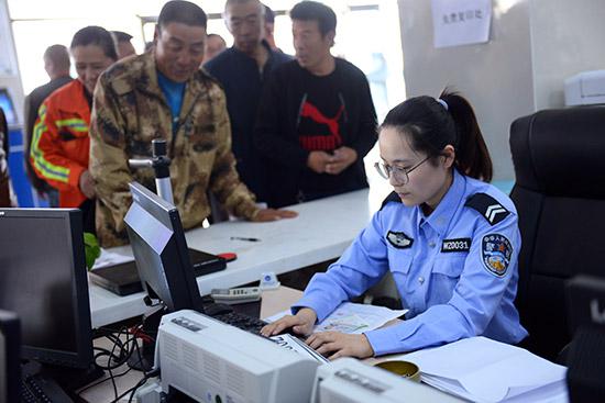 工作人员为市民办理电动车牌手续。