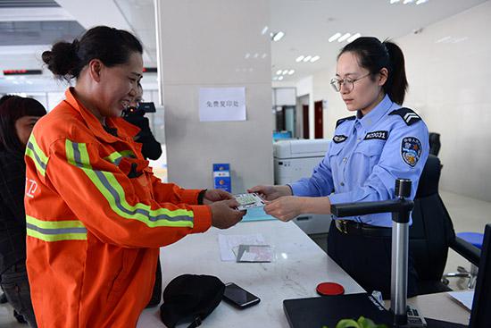 市民现场领取电动车牌。