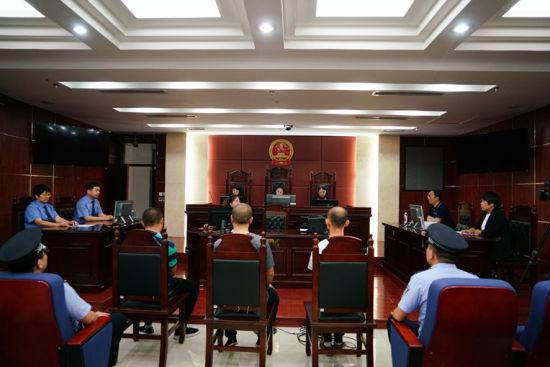 图为庭审现场。