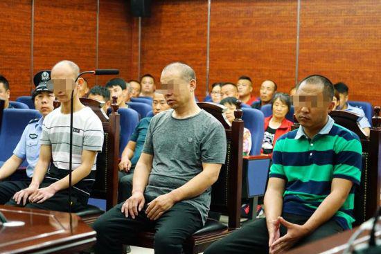 图为3名被告。