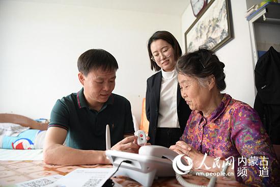 社区工作人员在廉租房内为全秀美安装“一键式”移动智能终端。