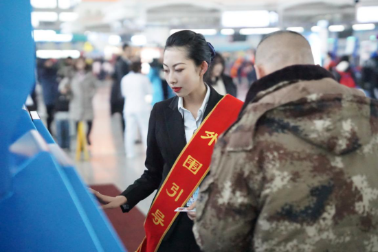 图为机场航站楼。
