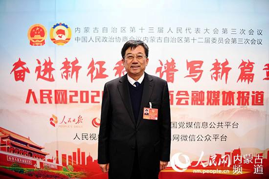 政协委员赵建华接受记者采访。