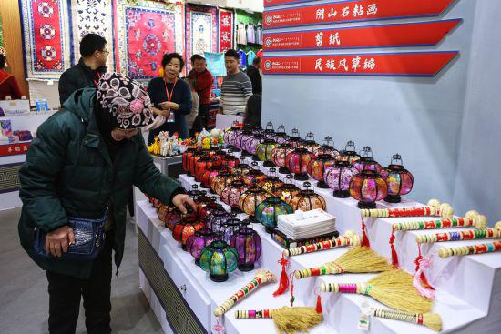 图为“非遗年货展”现场。 德力赫 摄