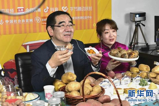 乌兰察布市副市长王心宇正在做直播。新华网发