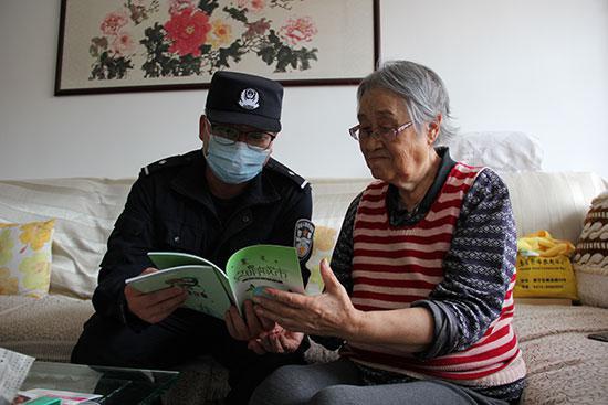 民警走访群众开展创建文明城市宣传。