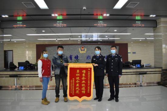 图为巴彦淖尔市公安机关出入境管理部门工作现场。