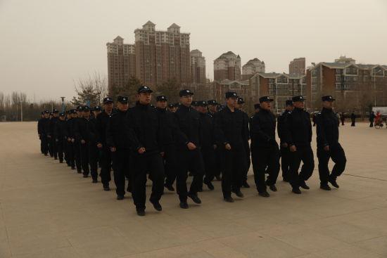 图为晨练现场。 其乐格尔摄