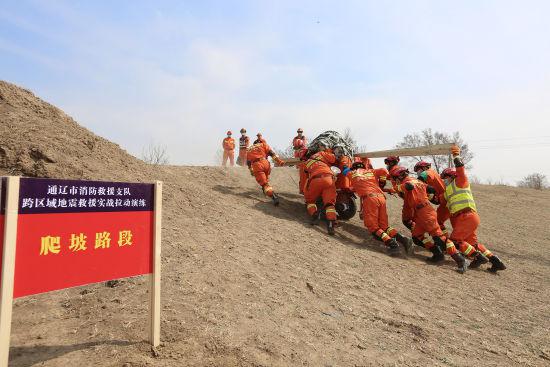 图为指战员携带救援装备徒步10公里赶赴“灾区”。