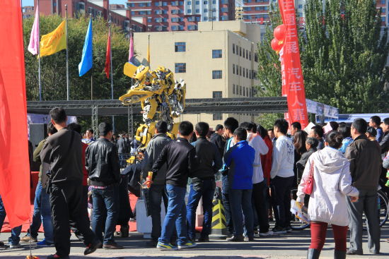 图为市民围观“大黄蜂”。