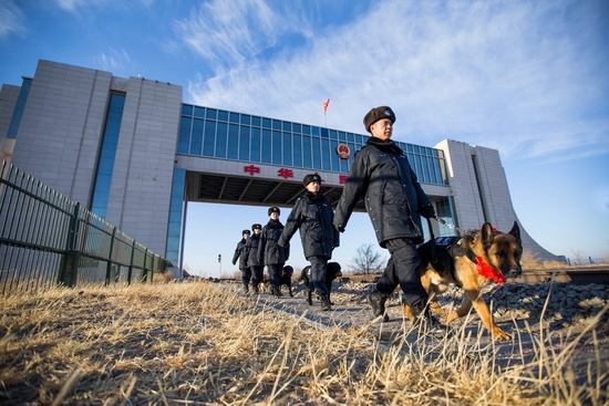 二连边检站举行警犬退役仪式：无言战友 “犬”力以赴