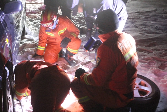 锡林郭勒盟:夜间一轿车被困牧区 消防赶赴紧急救援