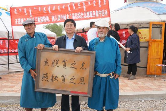 图为史晴(中)。内蒙古自治区侨联供图