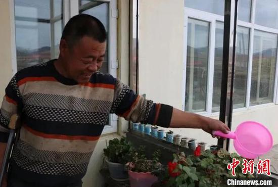 图为陈占华住上了大房子。 黄欣红 摄