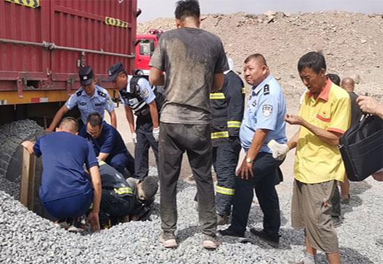 民警清理被埋人员周围的砂石