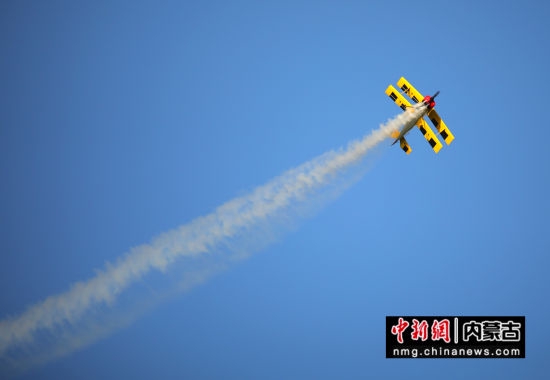 7月23日晚,遥控涡喷航模参加2021全国热气球公开赛暨呼伦贝尔草原飞行表演开幕式。