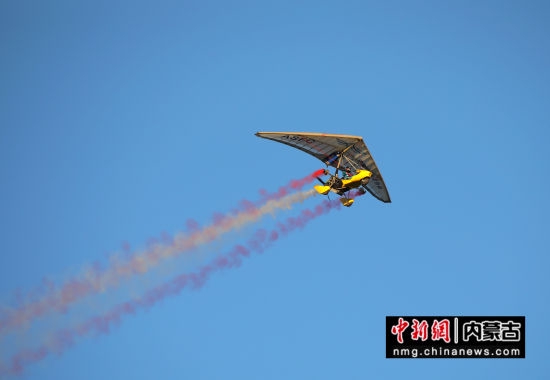 7月23日晚,在2021全国热气球公开赛暨呼伦贝尔草原飞行表演开幕式上,三角翼进行表演。