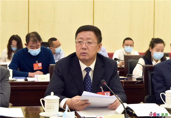内蒙古自治区人大代表、锡林郭勒盟委书记罗虎在参加审议并发言