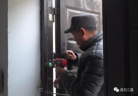专心致志的物业维修师傅