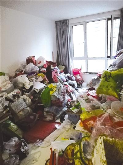 客厅里堆满了捡来的垃圾