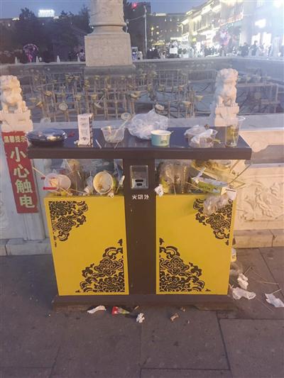 大召广场市民随意丢弃的垃圾