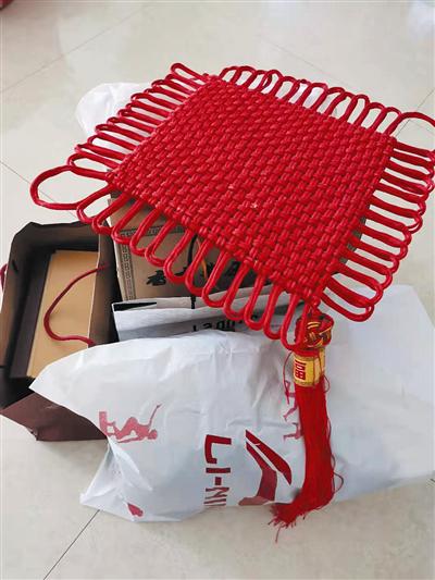 杨雪把喜庆的中国结寄回家。