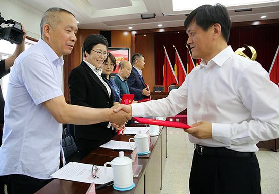 刘奇凡为特约监察员颁发聘书