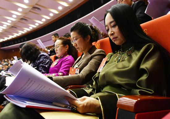 政协委员们列席聆听布小林主席所作的政府工作报告。内蒙古日报社融媒体记者 马建荃 摄