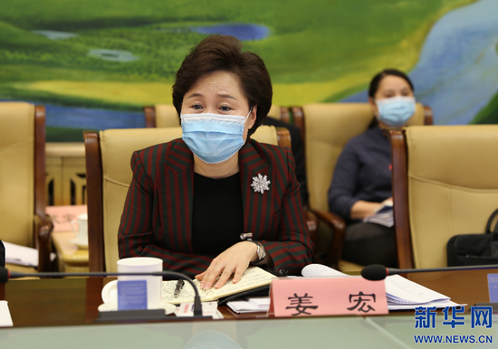 内蒙古自治区人大代表、呼伦贝尔市委副书记、市长姜宏。新华网 曹桢摄