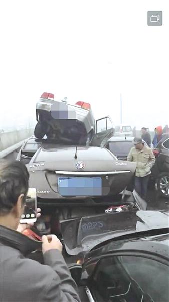 在事故中受损的车辆