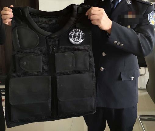 图为黑社会组织“菜老大”的工作服 包头市公安机关供图