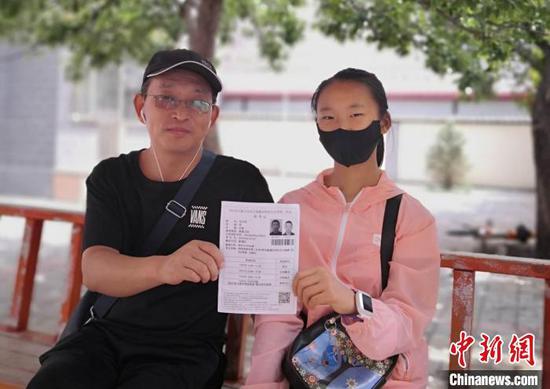 图为刘文忠和女儿。 张林虎 摄