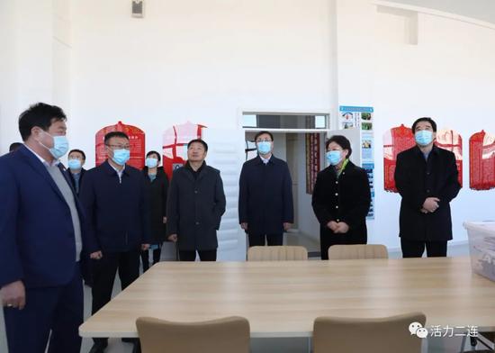 在蒙古族中学调研