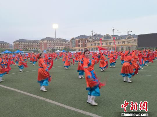 图为开幕式上的富有名族特色的文艺表演。 张林虎 摄