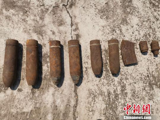 图为民警收缴的日伪时期遗留的弹药。内蒙古兴安边境管理支队
