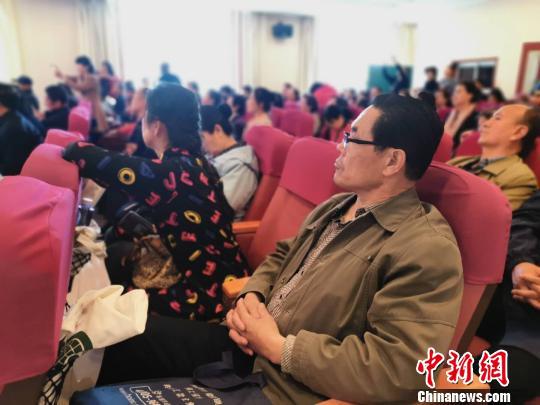 图为老年消费者观看教育片。 乌娅娜 摄