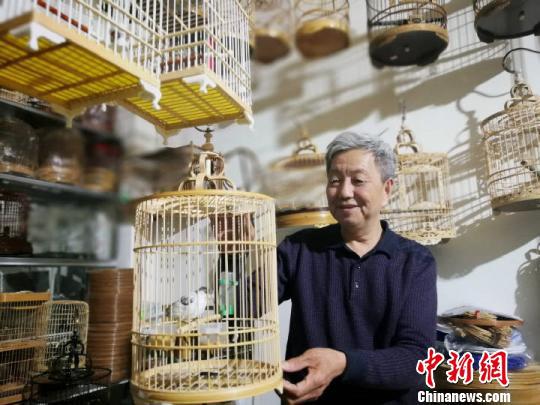 图为赵旭展示自己编织的鸟笼。受访者供图