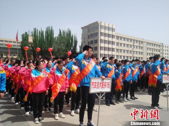 图为学生代表宣誓。公安机关供图。 乌娅娜 摄
