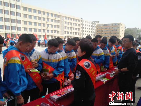 图为禁毒民警向学生们进行禁毒宣传。公安机关供图。 乌娅娜 摄