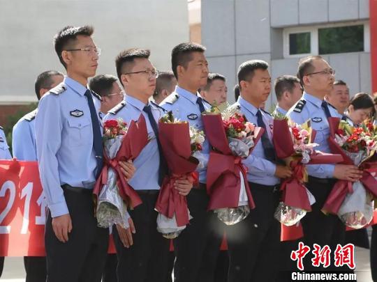 图为抓捕组凯旋。 警方供图 摄