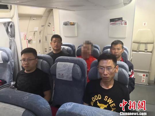 图为警方押解犯罪。 警方供图 摄