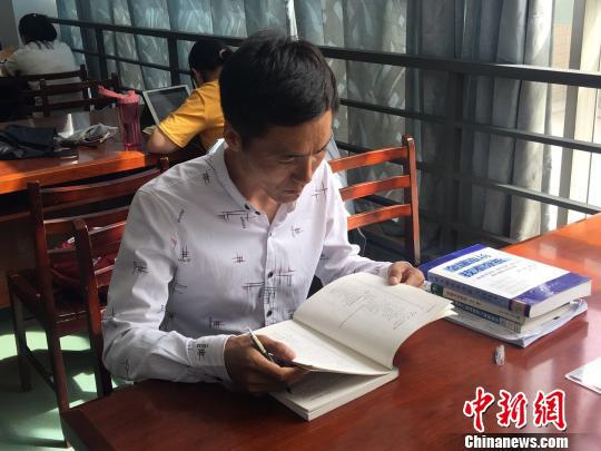 图为白灵光坚持每天学习。 张玮 摄