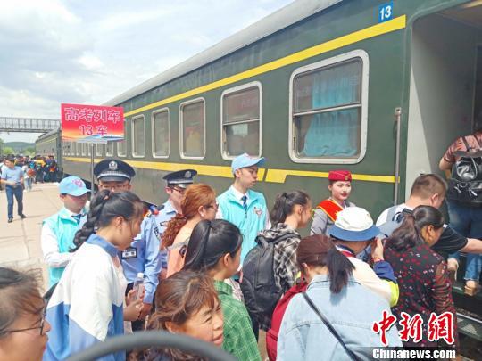 图为考生上车。(张学鹏摄)