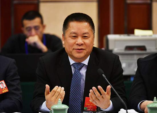 政协委员吴葵生就产业基金的使用方式提出建议。内蒙古日报社融媒体记者 马建荃 摄
