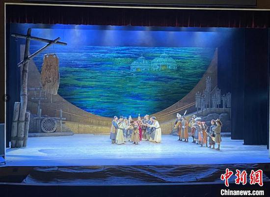 图为舞剧《驼道》在北京天桥艺术中心演出现场。 张玮 摄